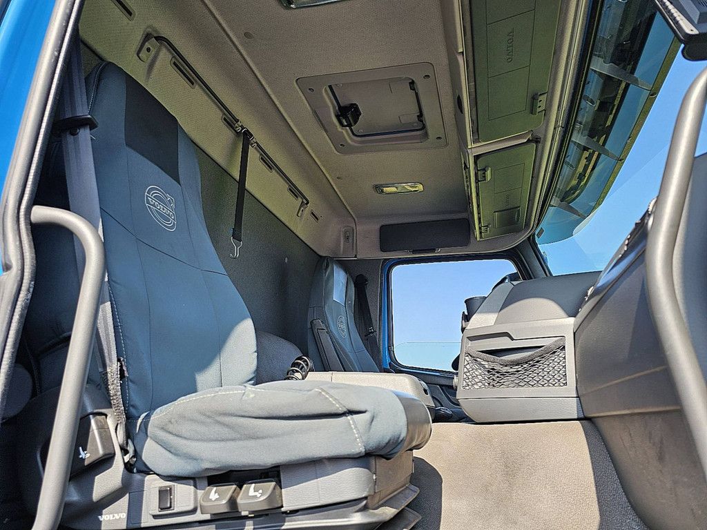 VOLVO FM 11.330 8x2 bär 2000kg lift