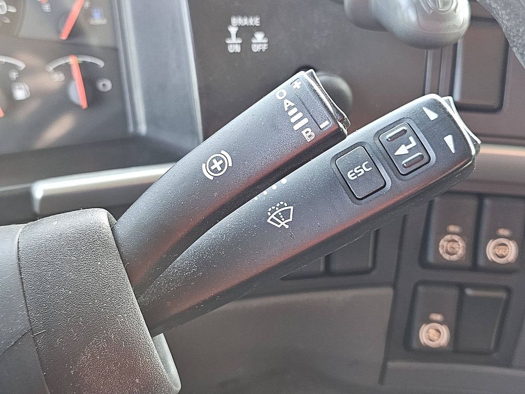 VOLVO FM 11.330 8x2 bär 2000kg lift