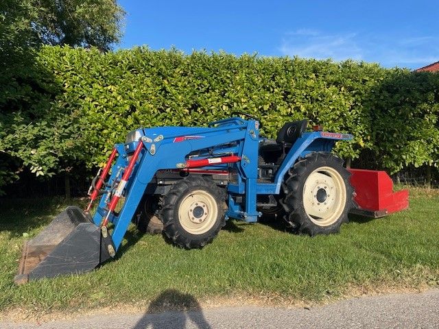 Iseki TA207 met voorlader en schepbak