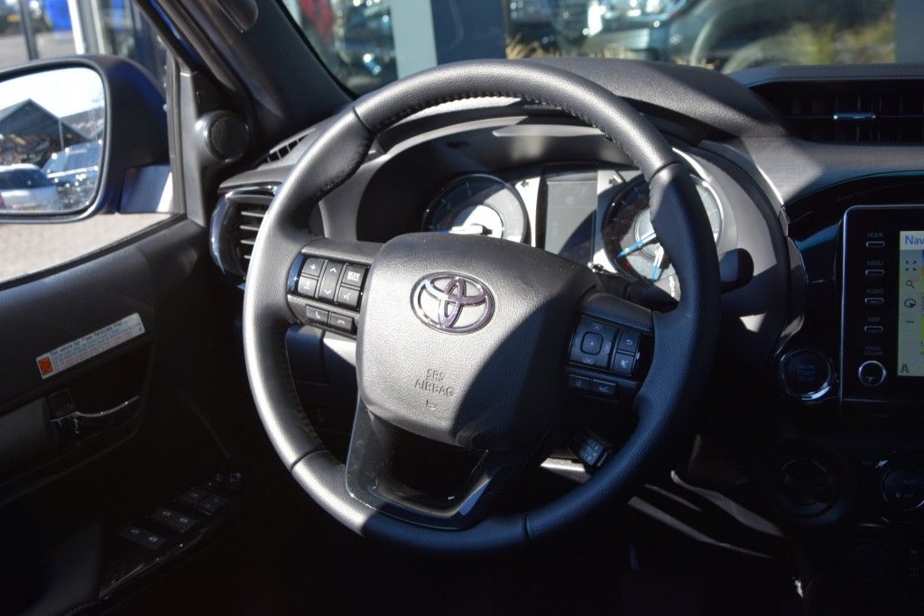 Toyota Hilux 2.8 D-4D DUBBEL CABINE INVINCIBLE A/T 2 SITZ VAN BPM VRIJ