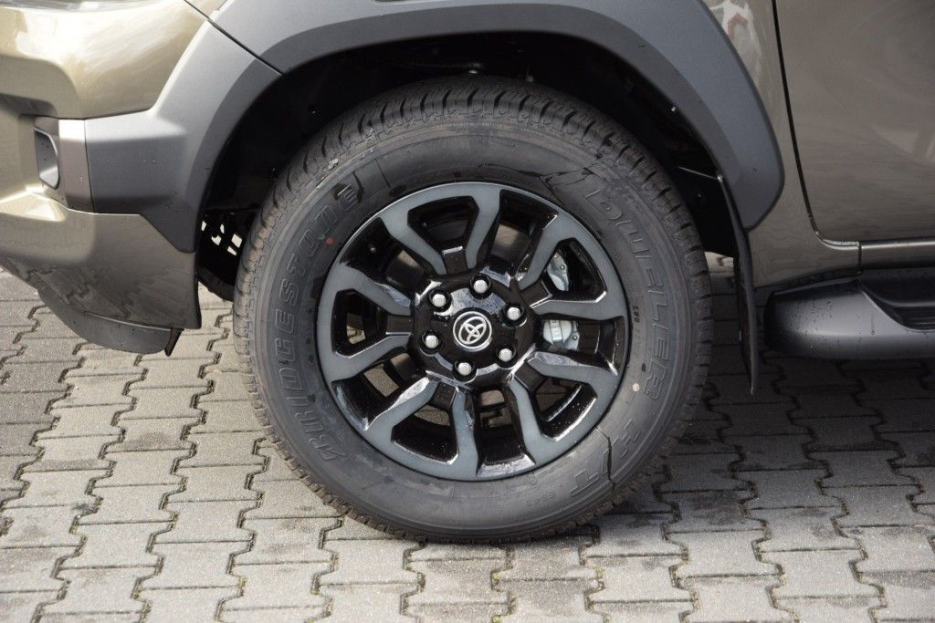 Toyota Hilux 2.8 D-4D X-TRA CAB INVINCIBLE A/T VAN