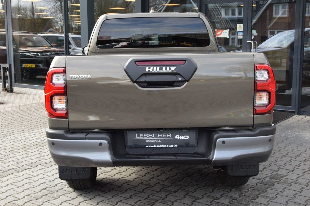 Toyota Hilux 2.8 D-4D X-TRA CAB INVINCIBLE A/T VAN
