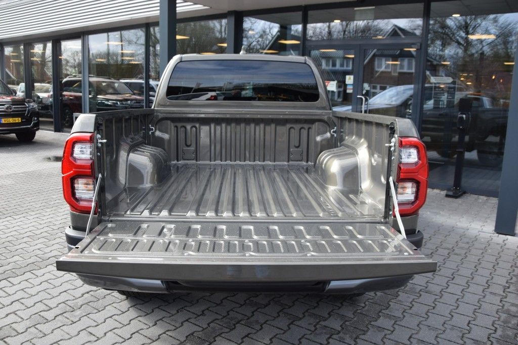 Toyota Hilux 2.8 D-4D X-TRA CAB INVINCIBLE A/T VAN