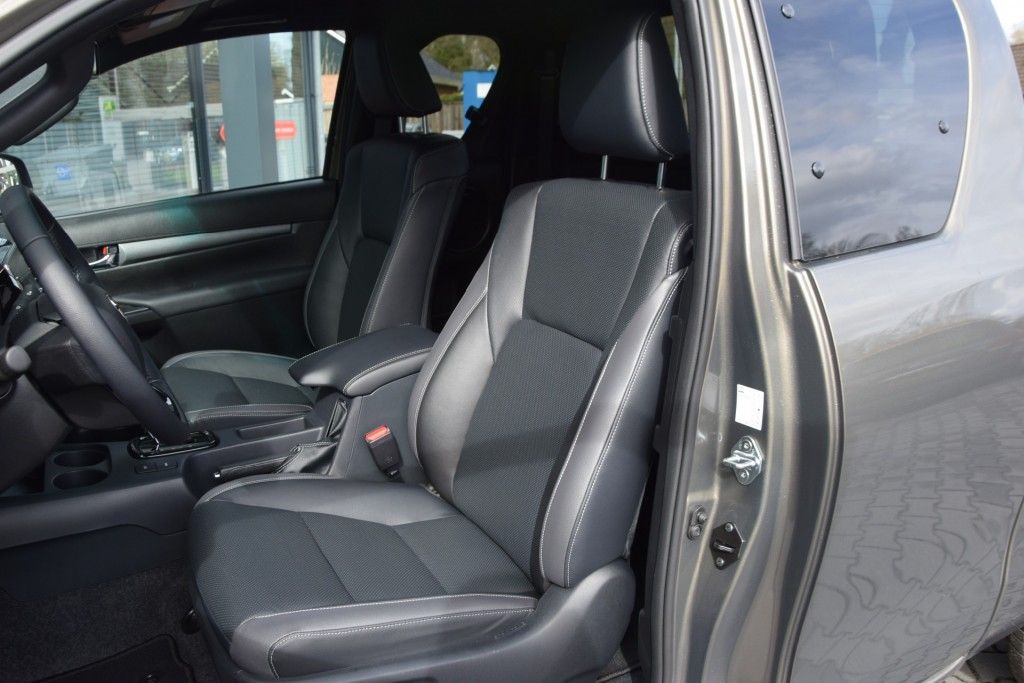 Toyota Hilux 2.8 D-4D X-TRA CAB INVINCIBLE A/T VAN