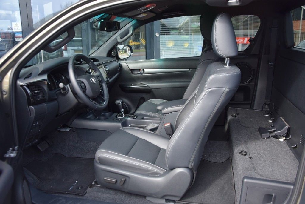 Toyota Hilux 2.8 D-4D X-TRA CAB INVINCIBLE A/T VAN