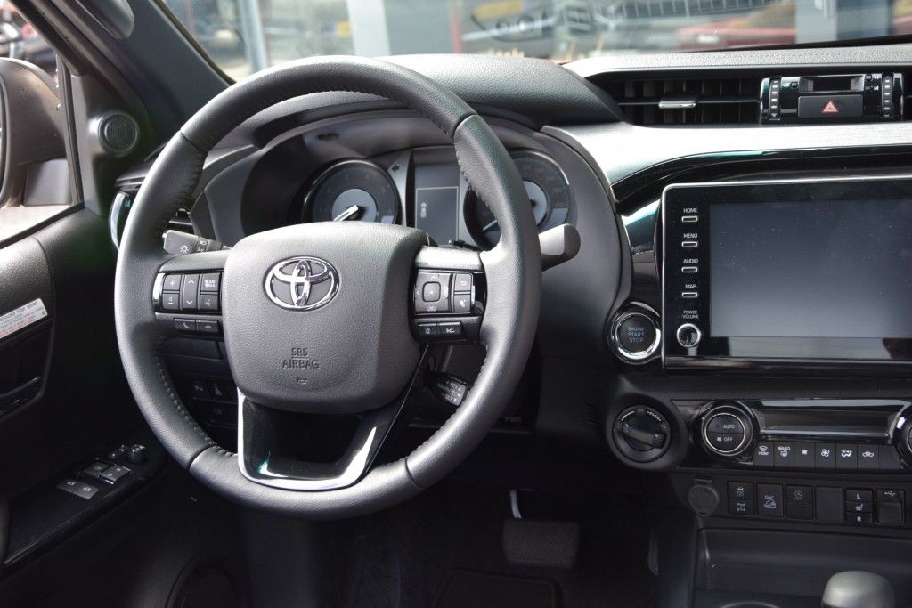 Toyota Hilux 2.8 D-4D X-TRA CAB INVINCIBLE A/T VAN
