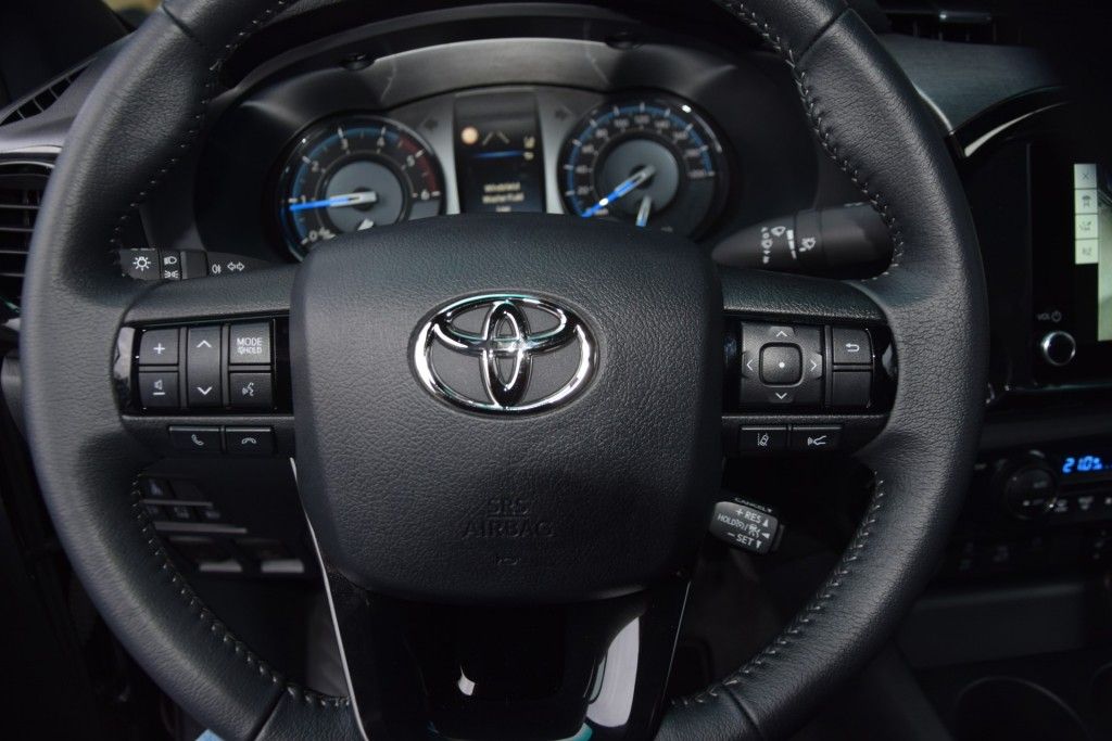 Toyota Hilux 2.8 D-4D X-TRA CAB INVINCIBLE A/T VAN