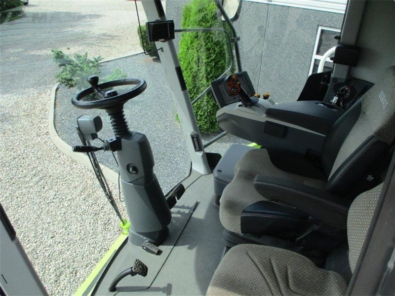 Claas LION 750 Gårdmaskine med kun 1480timer og V900 skærebord.