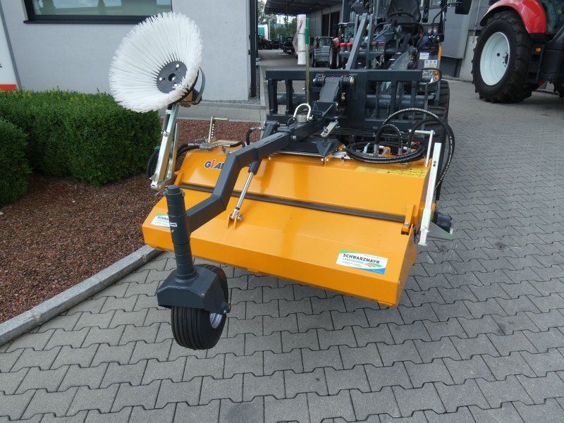 Giant Kehrmaschine 1350
