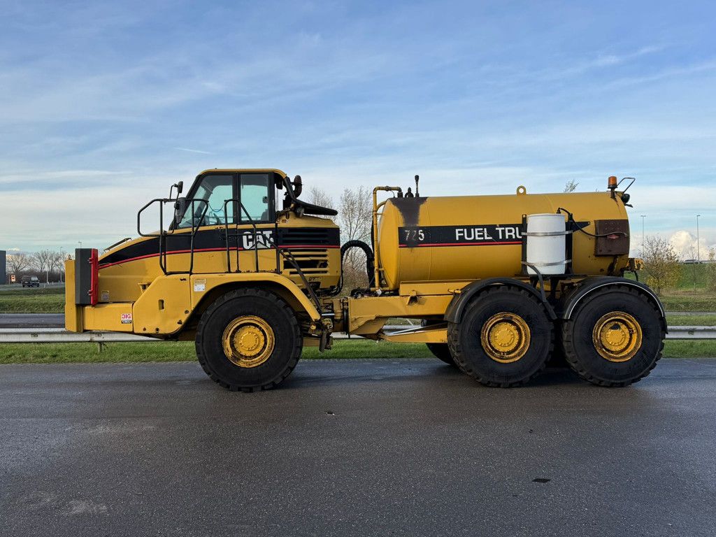 Caterpillar 725 Fuel truck