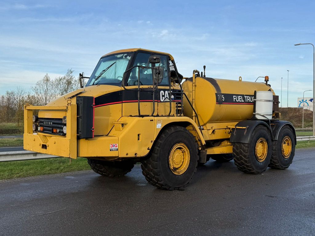 Caterpillar 725 Fuel truck