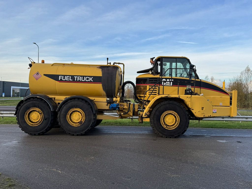 Caterpillar 725 Fuel truck