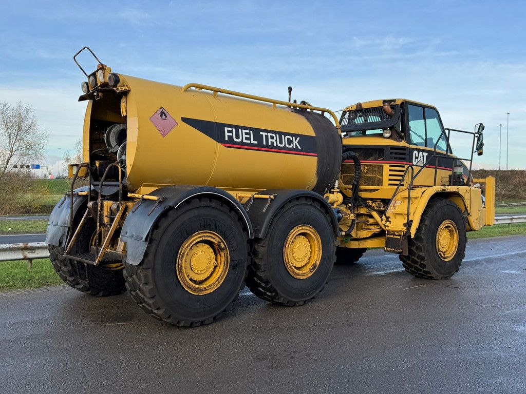 Caterpillar 725 Fuel truck
