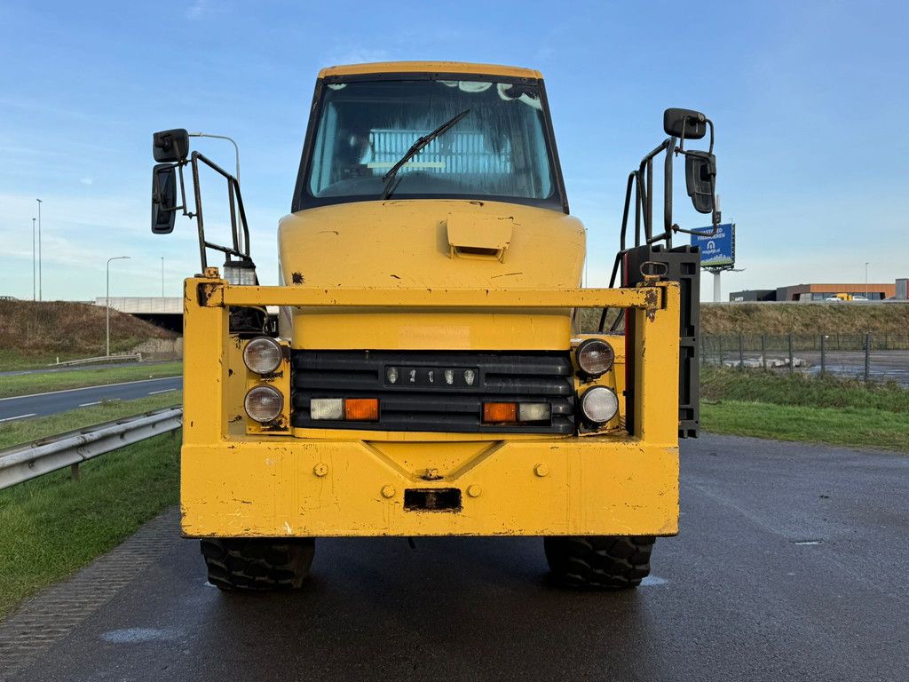 Caterpillar 725 Fuel truck