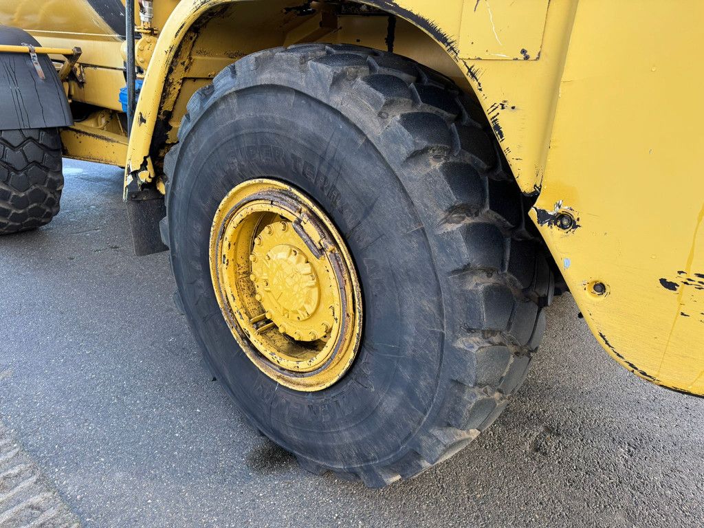 Caterpillar 725 Fuel truck