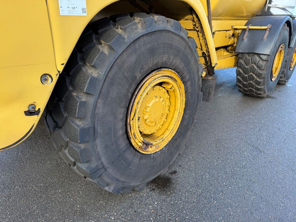 Caterpillar 725 Fuel truck