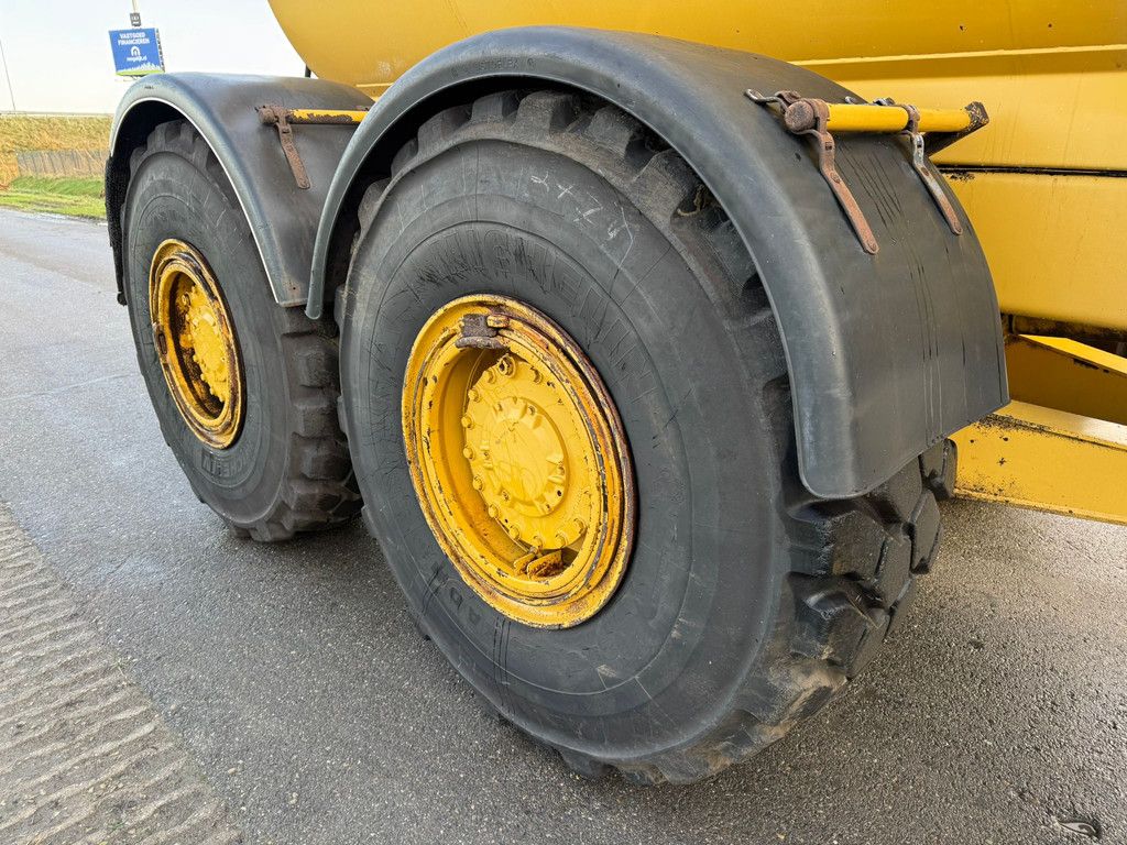 Caterpillar 725 Fuel truck