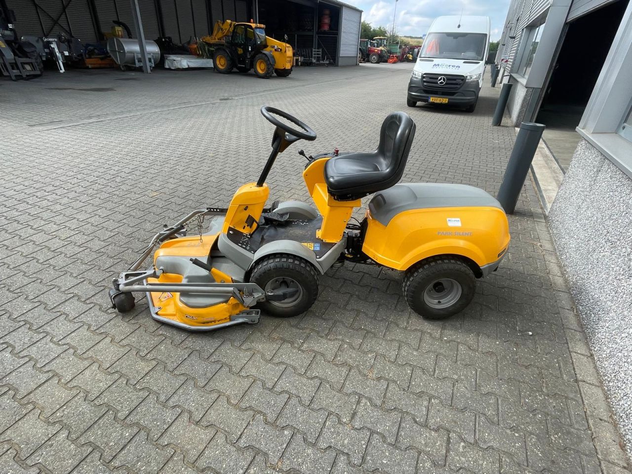 Stiga Park Silent frontmaaier met Honda motor