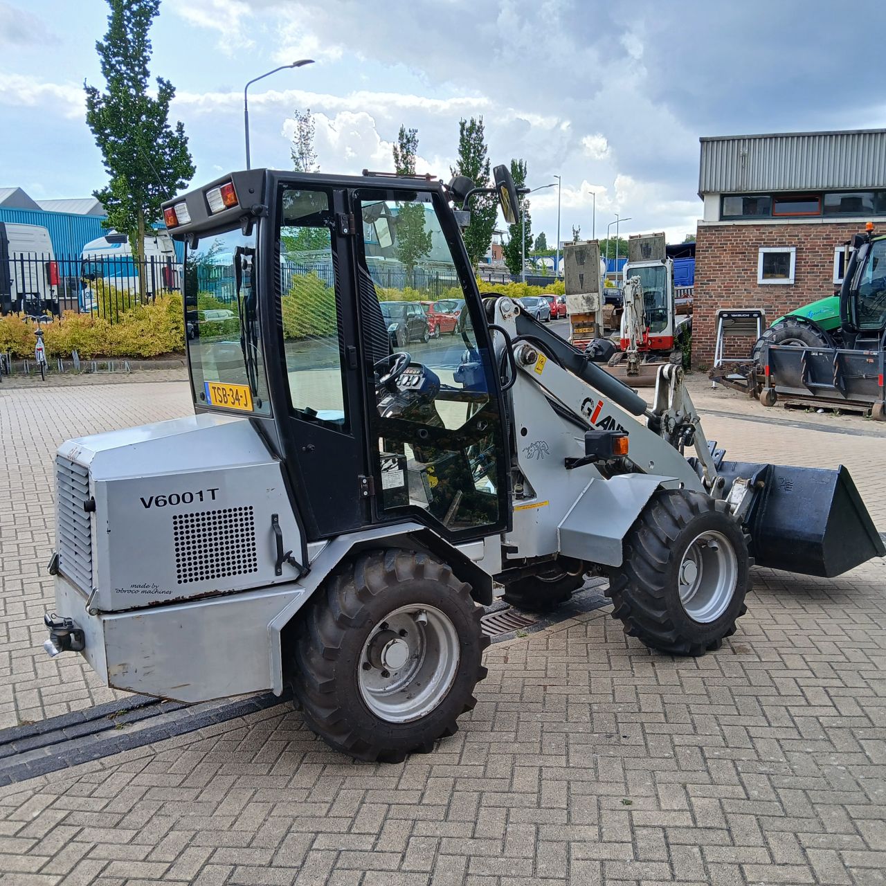Giant V6001T Minishovel.