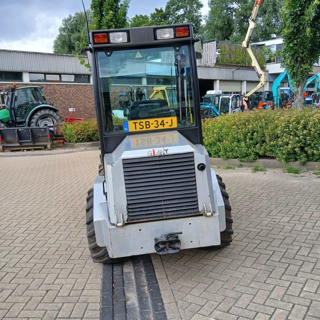 Giant V6001T Minishovel.