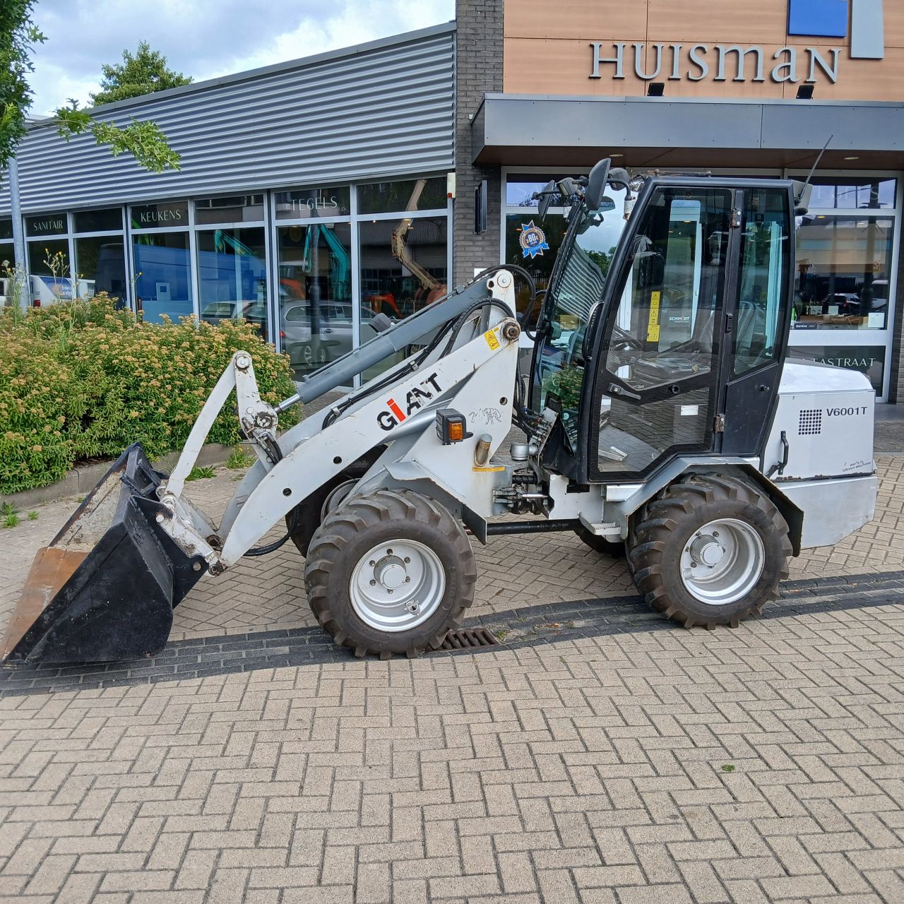Giant V6001T Minishovel.