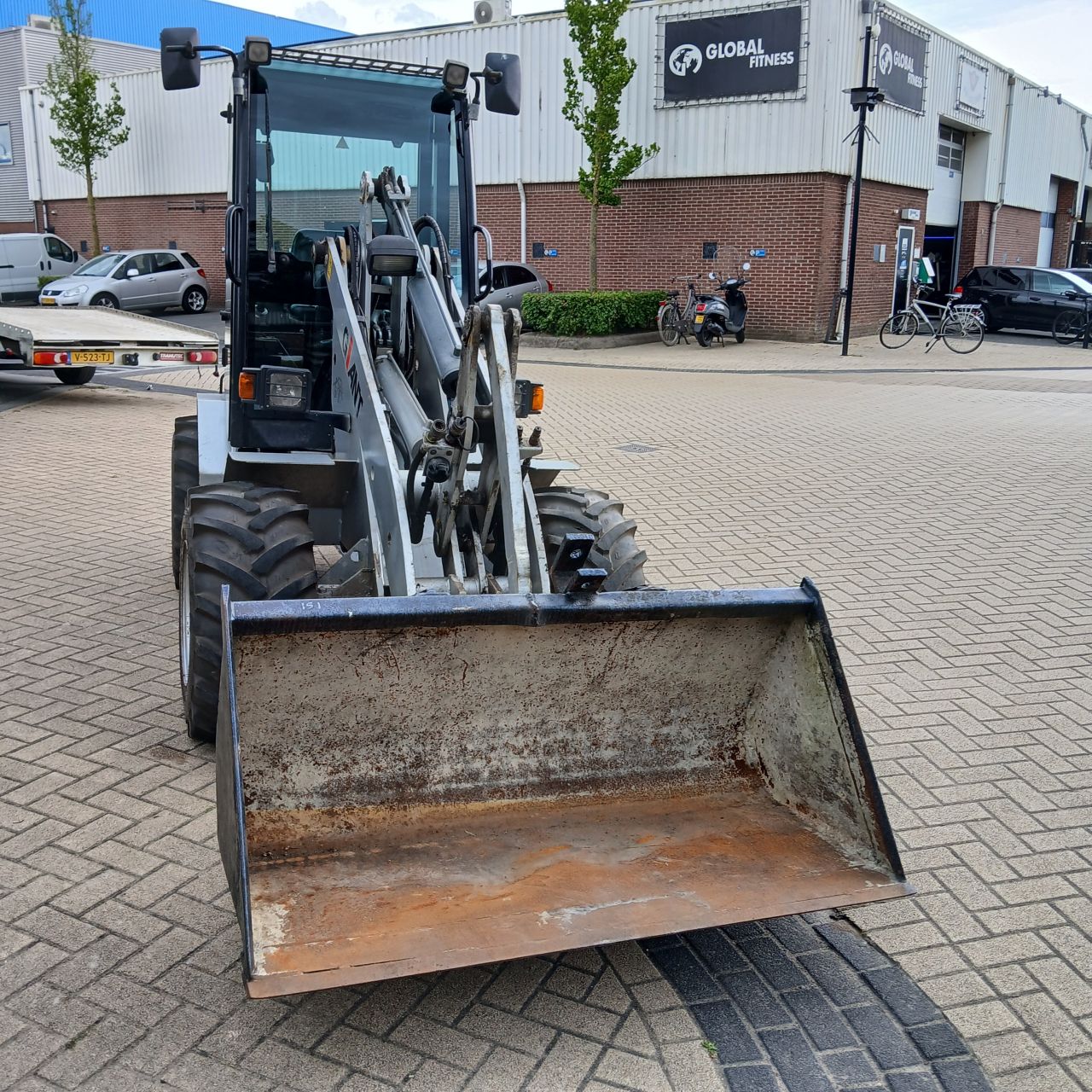 Giant V6001T Minishovel.