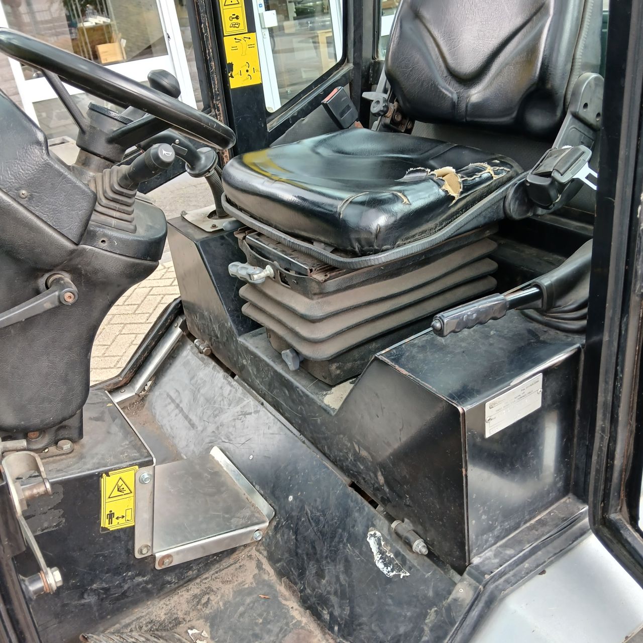 Giant V6001T Minishovel.