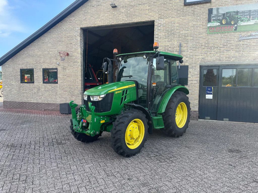 John Deere 5058E