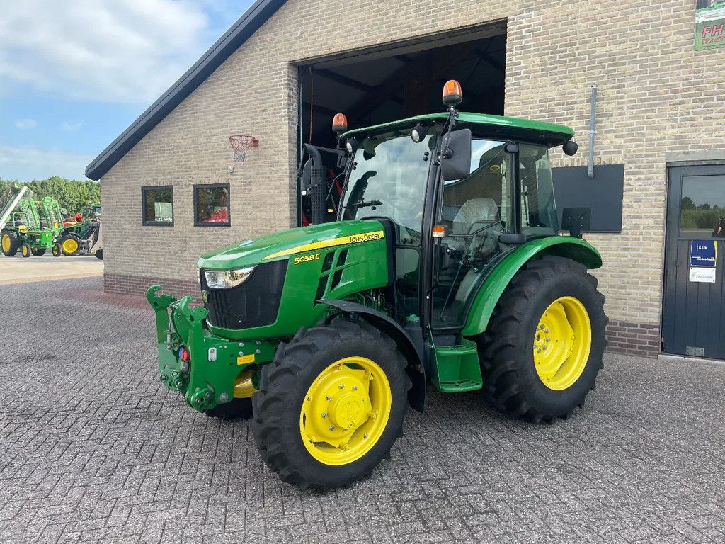 John Deere 5058E