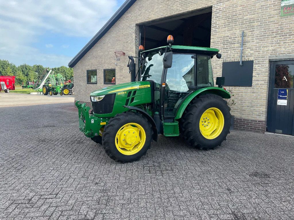 John Deere 5058E