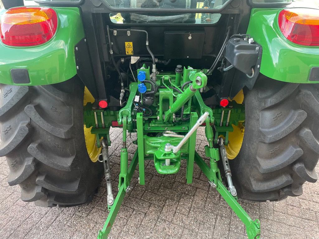 John Deere 5058E