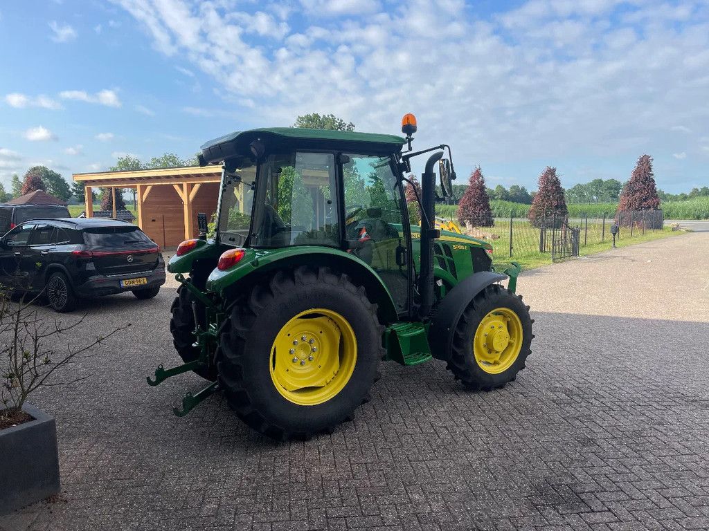 John Deere 5058E