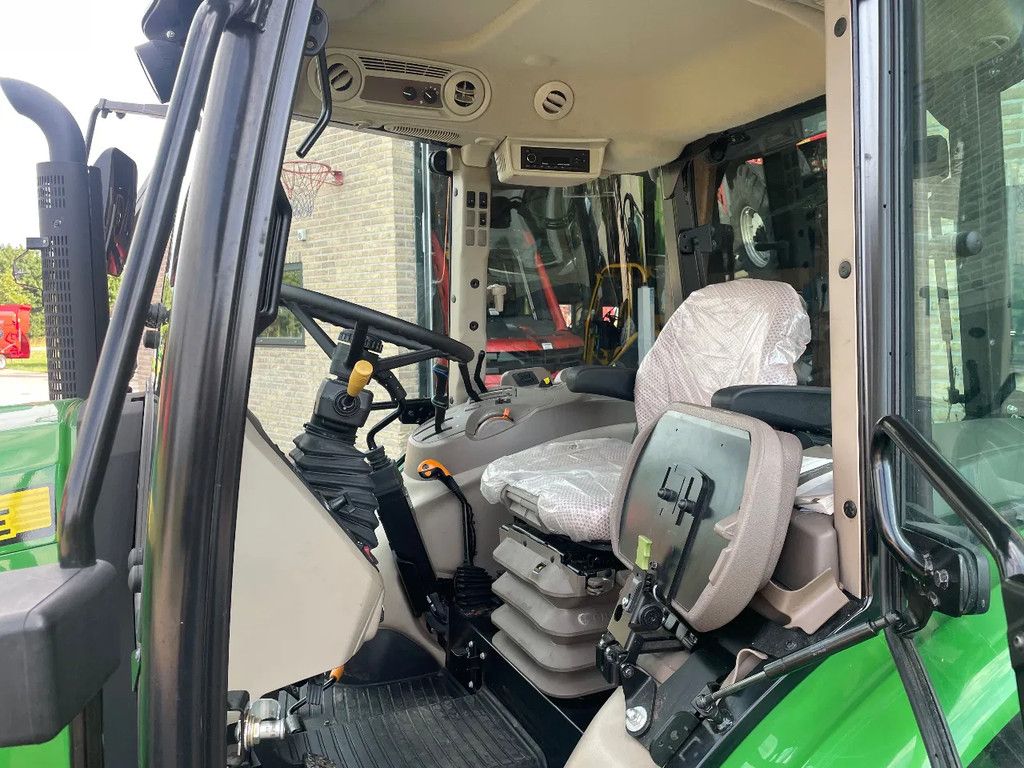 John Deere 5058E