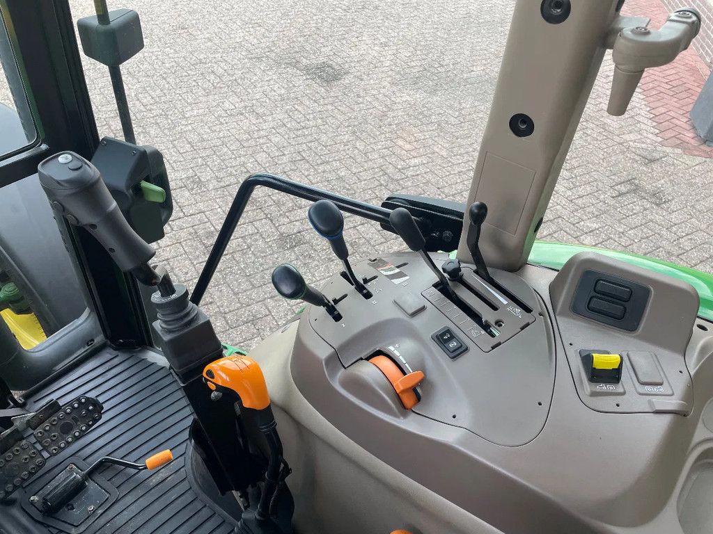 John Deere 5058E