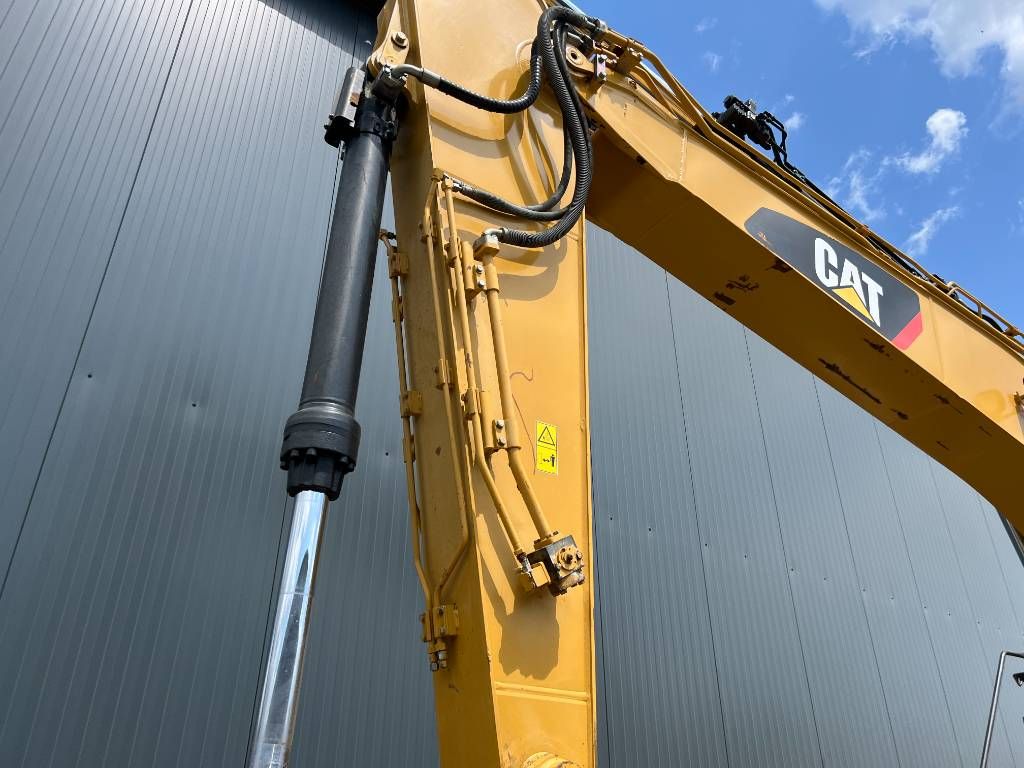 CAT 323F L