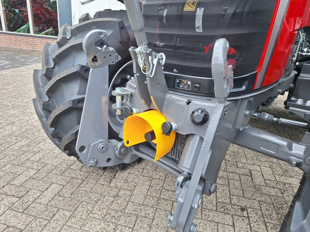Massey Ferguson 5M.145 DYNA-4 ESSENTIAL