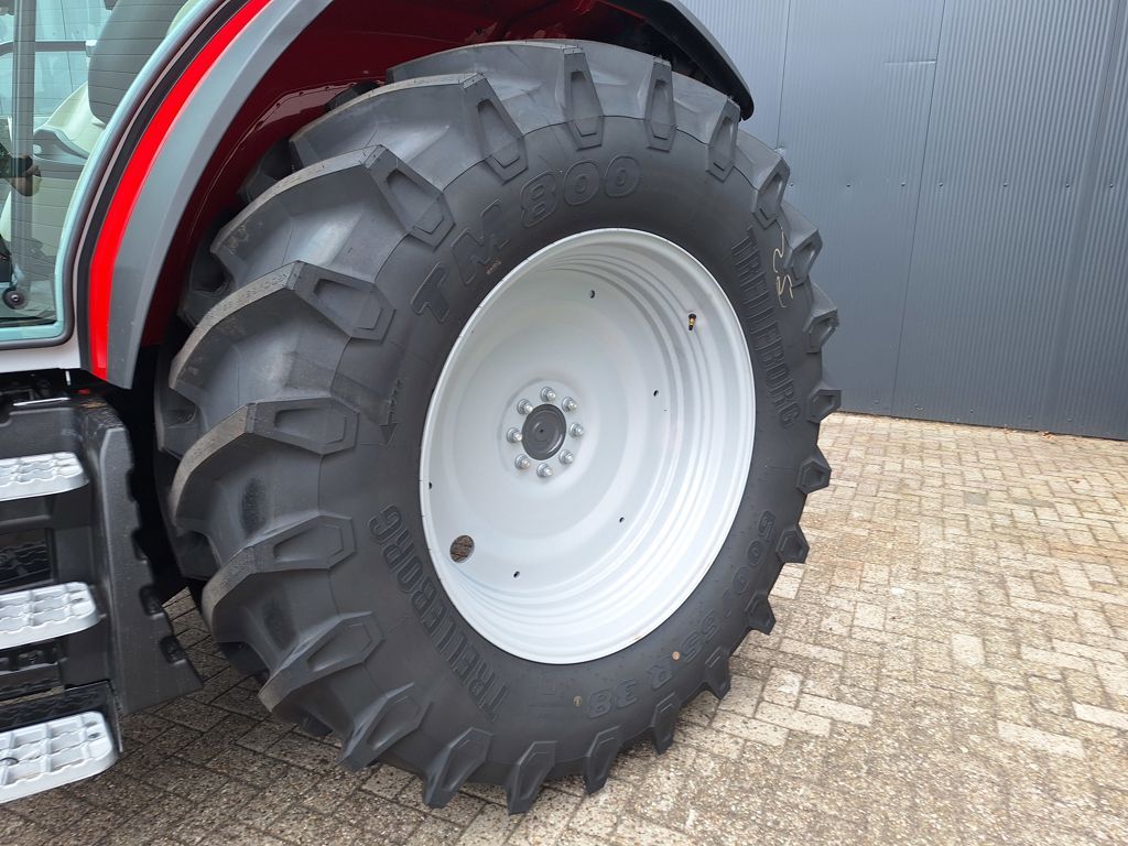Massey Ferguson 5M.145 DYNA-4 ESSENTIAL