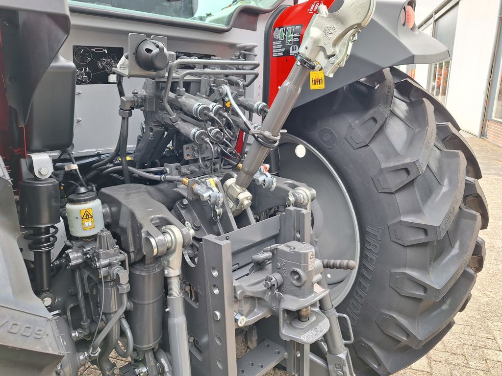 Massey Ferguson 5M.145 DYNA-4 ESSENTIAL
