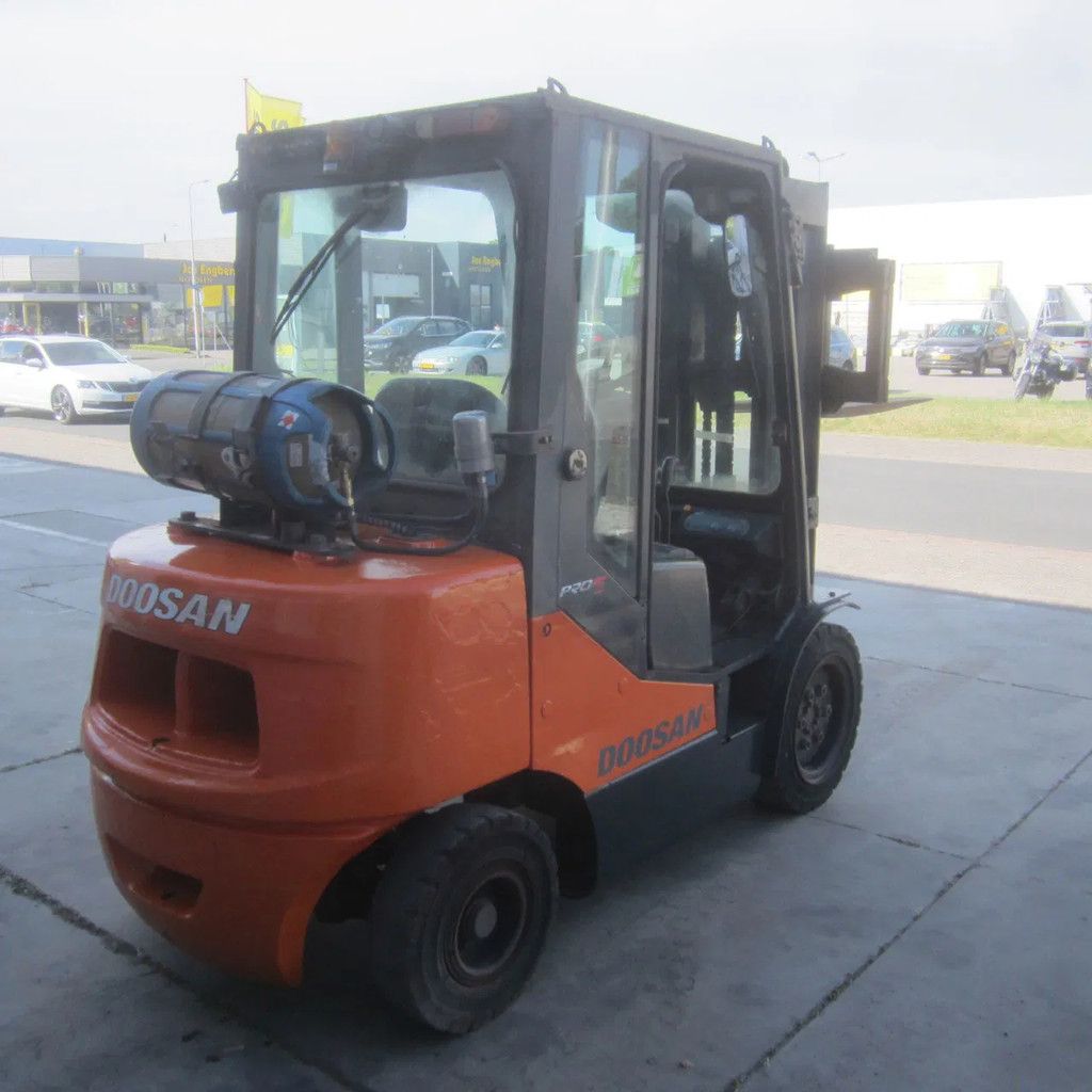 Doosan G35C-5, LPG, Triplomast, Side shift, met kenteken.