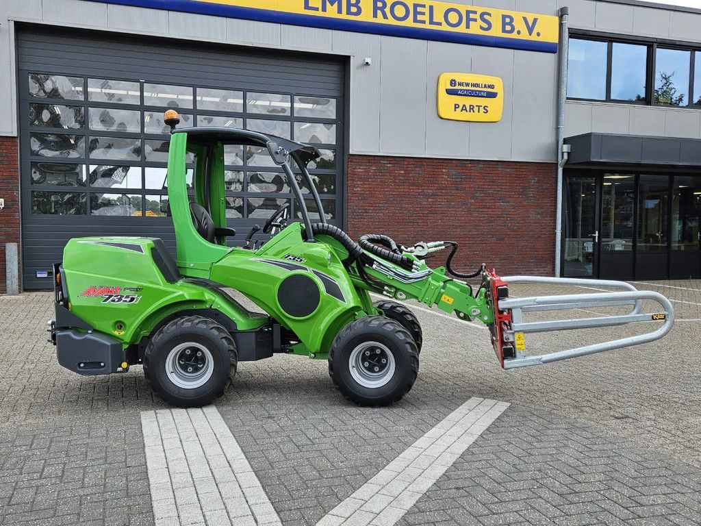 Avant Mini-shovel 735i met Kemp balenklem