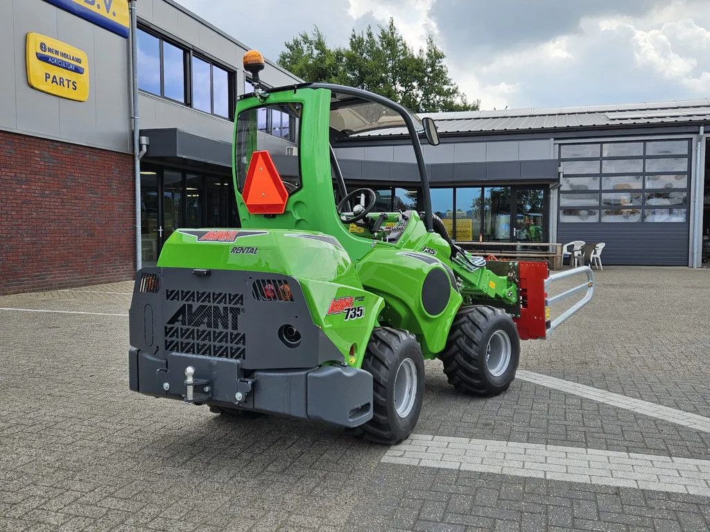 Avant Mini-shovel 735i met Kemp balenklem