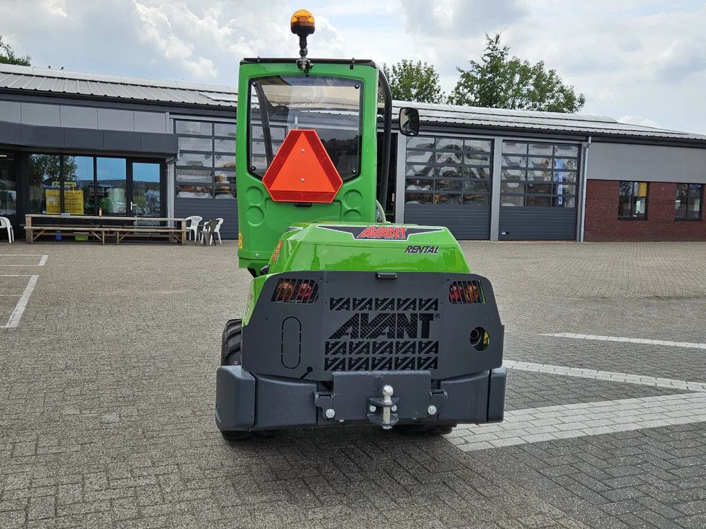 Avant Mini-shovel 735i met Kemp balenklem