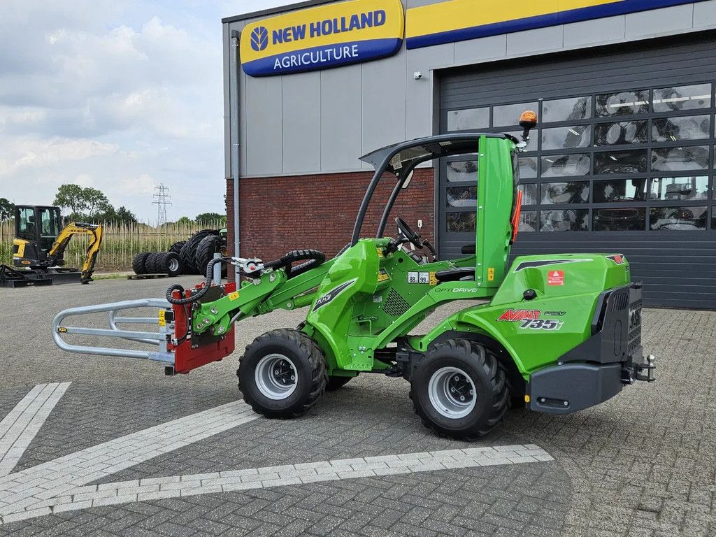 Avant Mini-shovel 735i met Kemp balenklem