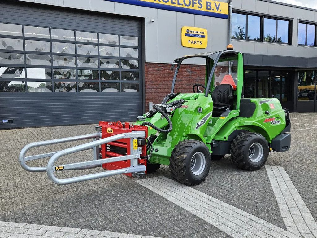 Avant Mini-shovel 735i met Kemp balenklem