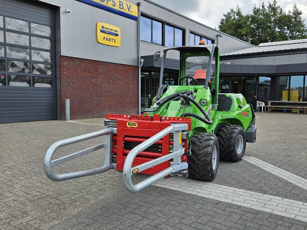 Avant Mini-shovel 735i met Kemp balenklem