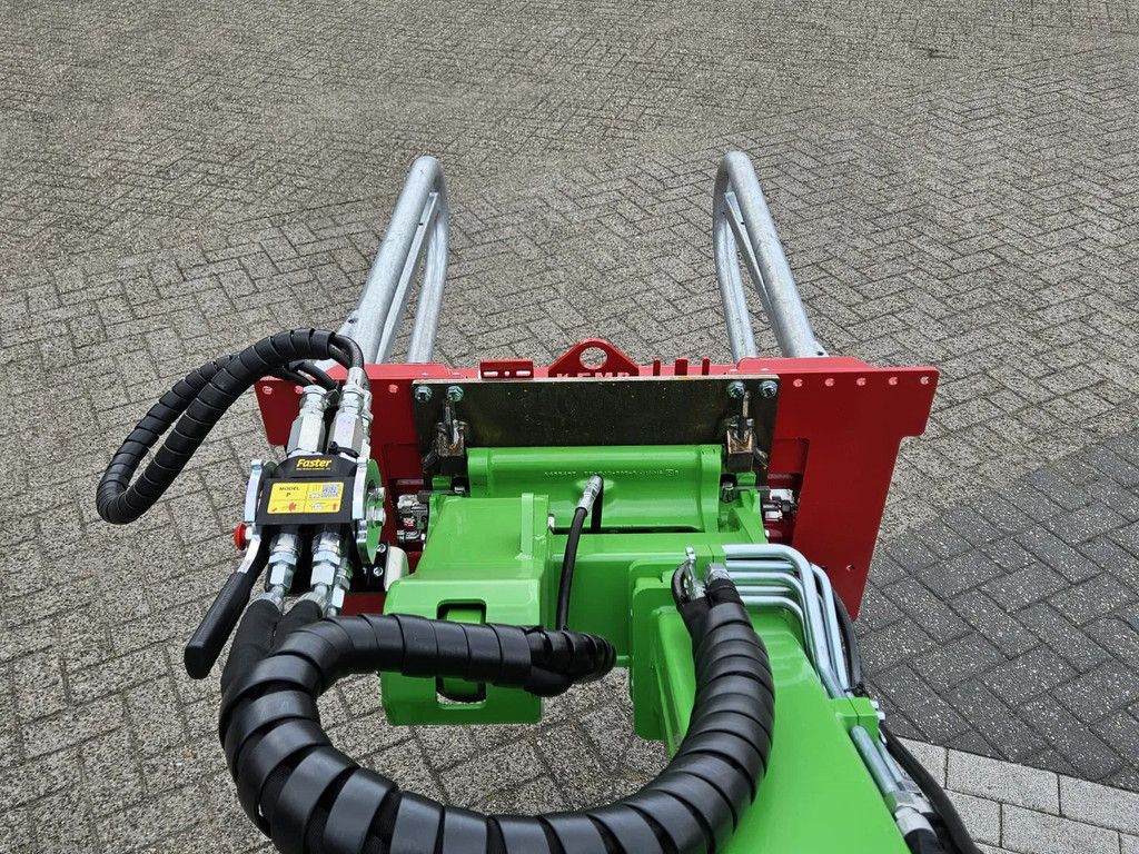 Avant Mini-shovel 735i met Kemp balenklem
