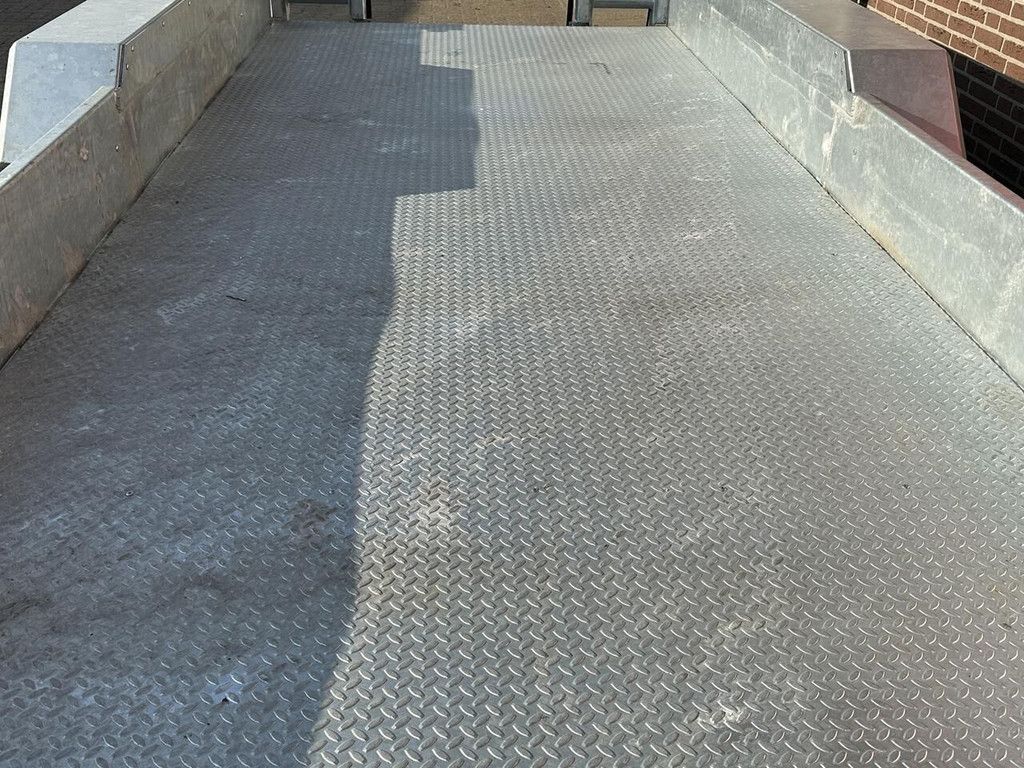 Equipment trailer