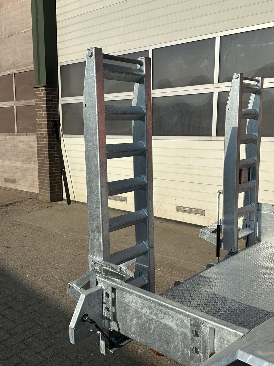 Equipment trailer