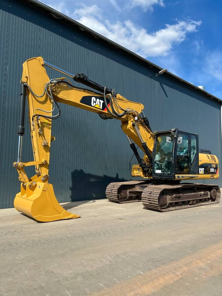 CAT 323D LN VA