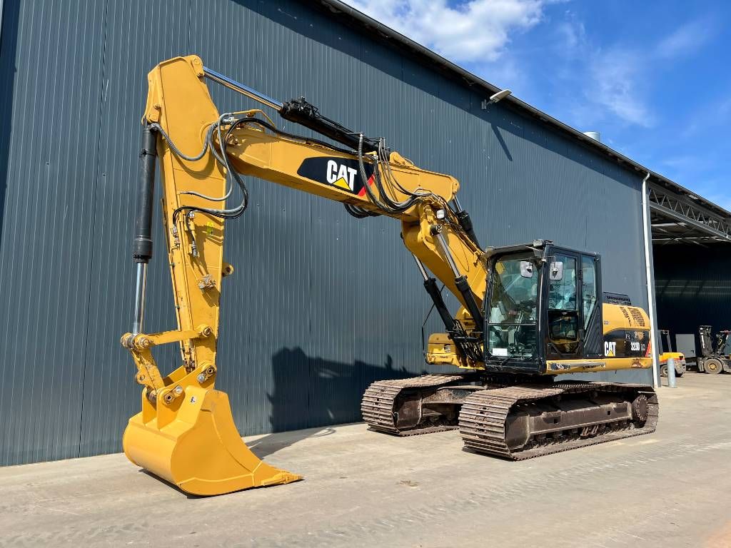 CAT 323D LN VA